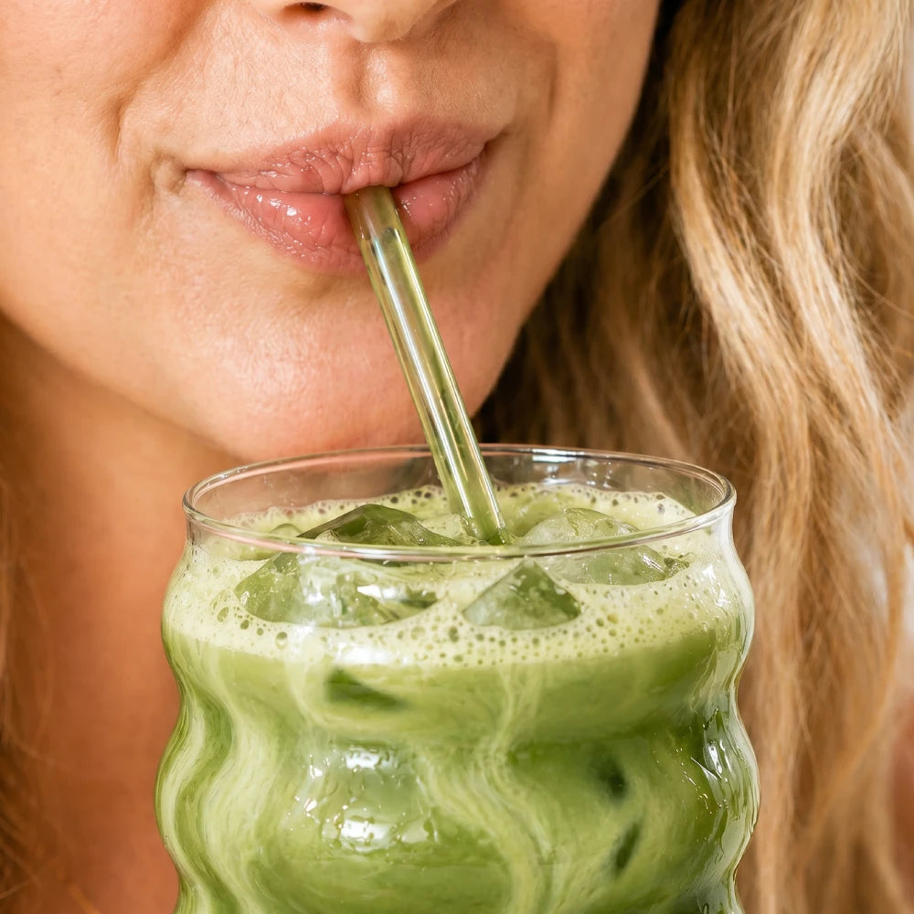 Femme sirotant un matcha Dyna